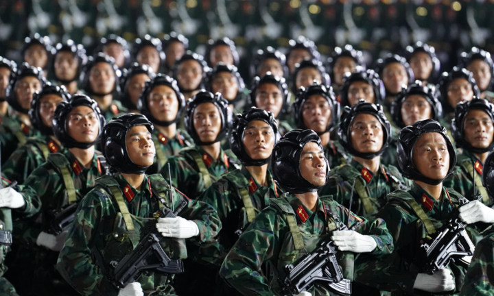 Trực tiếp: Biển người đổ về xem sơ duyệt diễu binh, diễu hành mừng Đại lễ 30/4