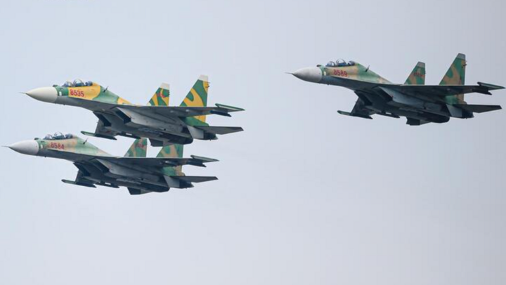 Sức mạnh tiêm kích đa năng Su-30MK2 trình diễn tại lễ diễu binh 30/4