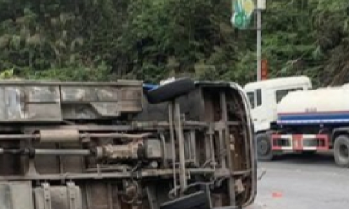 Lật xe khách trên đèo Tam Đảo, 2 người chết, nhiều người bị thương