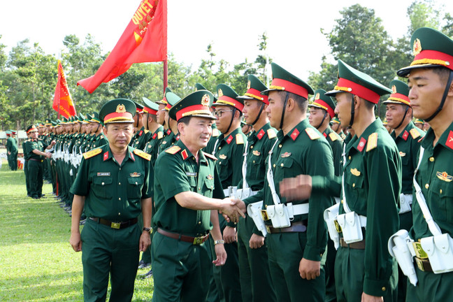 Thăm, tặng quà lực lượng luyện tập diễu binh, diễu hành tại Quân đoàn 34