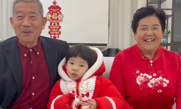 Chật vật cảnh vợ chồng già U80 nuôi con gái 5 tuổi 