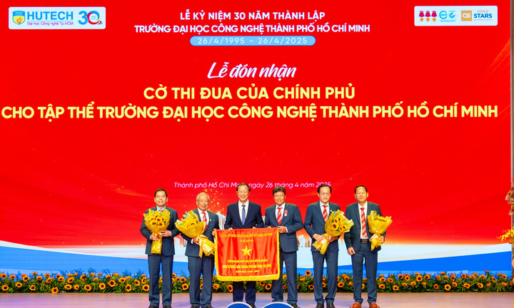 Đại học Công nghệ TP.HCM nhận Cờ thi đua của Chính phủ