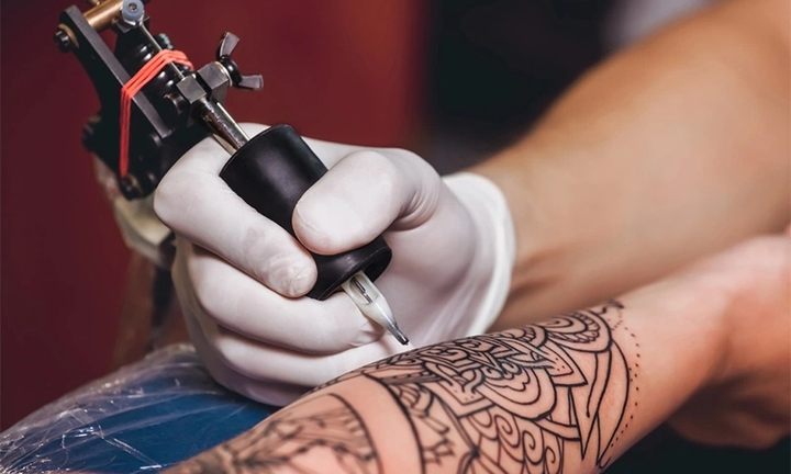 Nam thanh niên bị bội nhiễm da sau 3 ngày xăm hình rồng phượng kín tay