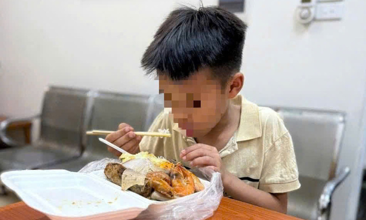 Bé trai 9 tuổi ở Hà Nội đi lạc do muốn đạp xe vào TP.HCM xem diễu binh, diễu hành