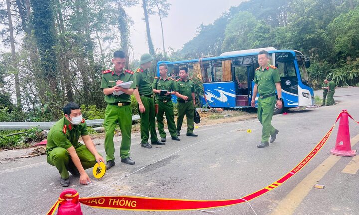 Tạm giữ tài xế xe khách bị lật trên đèo Tam Đảo làm 4 người tử vong