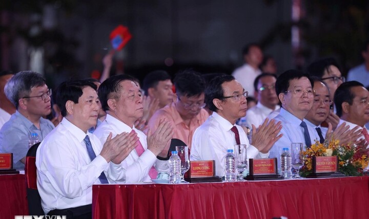 Lãnh đạo Đảng, Nhà nước dự chương trình Cầu truyền hình Vang mãi khúc khải hoàn