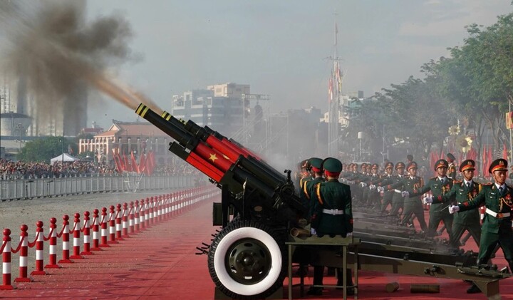 Loạt đại bác rền vang trong buổi tổng duyệt diễu binh, diễu hành Lễ kỷ niệm 30/4