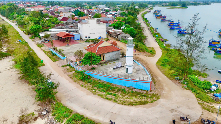 Lạ mắt ngôi miếu hình con tàu độc nhất vô nhị ở Quảng Ngãi