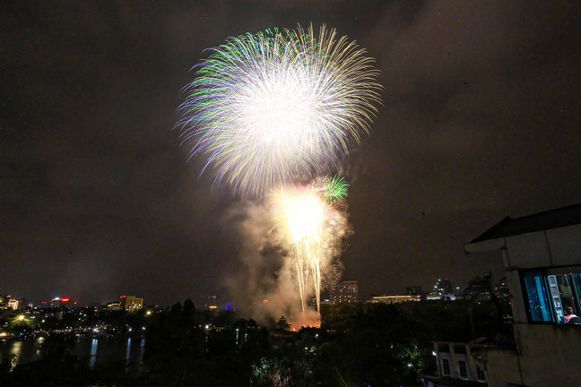 Pháo hoa rực sáng trên bầu trời Hà Nội mừng 50 năm thống nhất đất nước