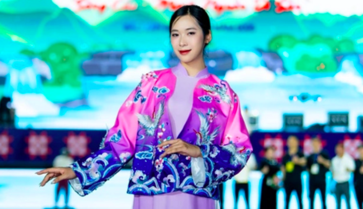 Trình diễn áo dài trên sân khấu nổi 58m giữa lòng sông Cầu