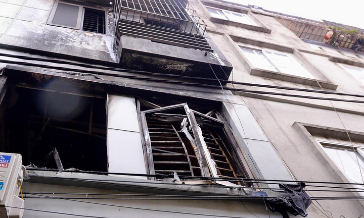 Cháy nhà 3 người chết: Cửa kính nổ tung, chuồng cọp chắn không thể tiếp cận
