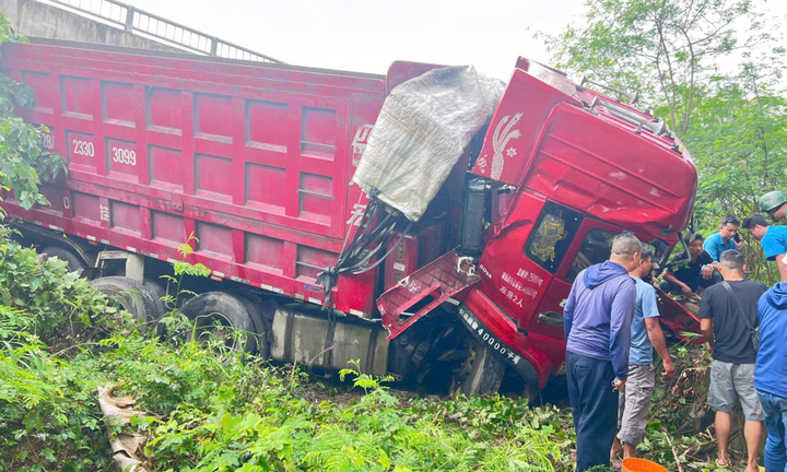 Xe tải văng khỏi cao tốc Nội Bài - Lào Cai, 3 người bị thương