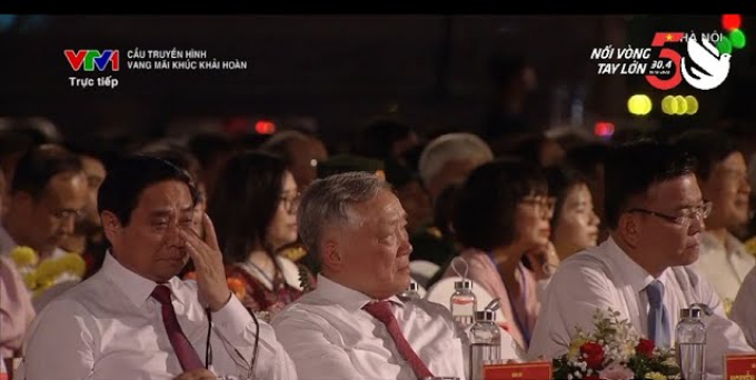 Thủ tướng Phạm Minh Chính xúc động giây phút di ảnh được trao về với gia đình liệt sĩ