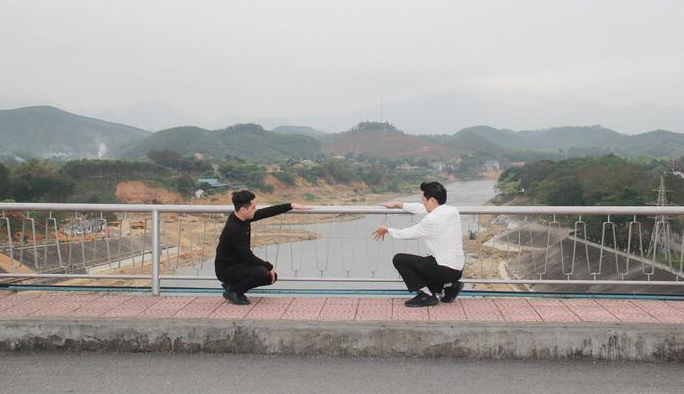 Đáy đập thuỷ điện Thác Bà sâu hun hút, lan can thấp lè tè, nguy cơ chết người bất cứ lúc nào