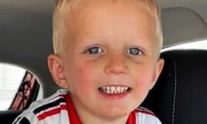 Mẹ kế quên đưa đến nhà trẻ, cậu bé 3 tuổi chết trong ô tô