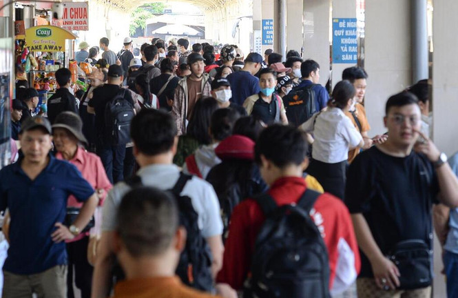 Bến xe đông nghẹt người rời Hà Nội về quê nghỉ lễ 30/4 - 1/5