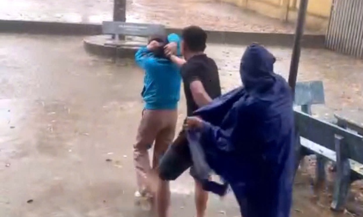 Phụ huynh xông vào trường đánh, túm tóc, bắt cô giáo đứng giữa trời mưa