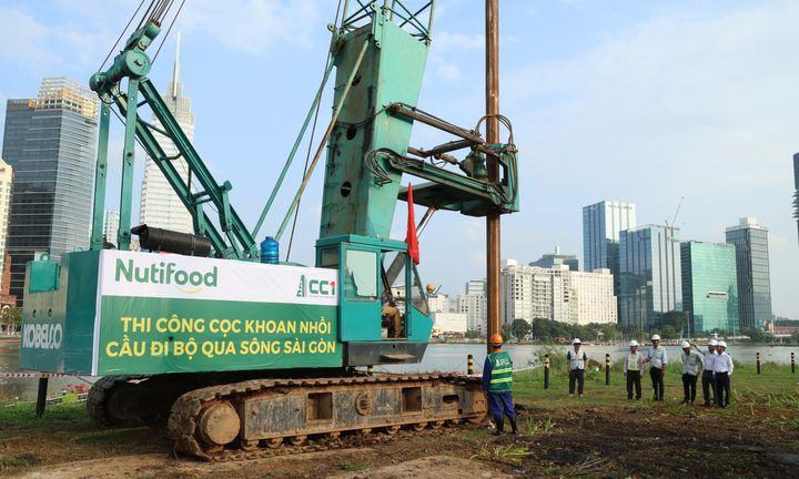 Dự án Cầu đi bộ qua sông Sài Gòn chính thức thực hiện mũi khoan cọc đầu tiên
