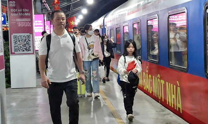 Đoàn tàu đặc biệt tái hiện hình ảnh Bắc-Nam thống nhất một nhà