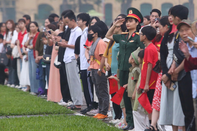 Hàng nghìn người đổ về Quảng trường Ba Đình dự lễ chào cờ dịp 30/4