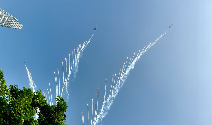 Cận cảnh trực thăng kéo cờ, tiêm kích Su30-MK2 thả nhiễu trên bầu trời TP.HCM