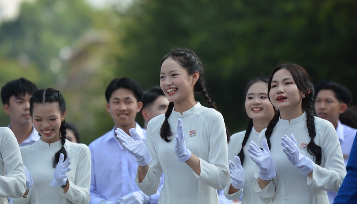 Hình ảnh đẹp của hàng vạn người dân, các lực lượng diễu binh