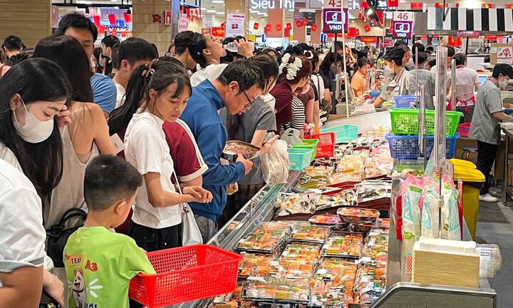 Trung tâm thương mại chật cứng người mua sắm, ăn uống ngày lễ 30/4