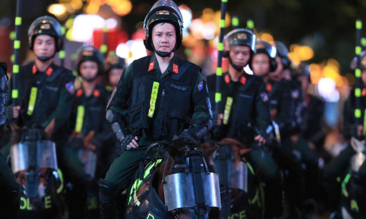 Ngắm dàn kỵ binh trình diễn ở phố đi bộ Nguyễn Huệ