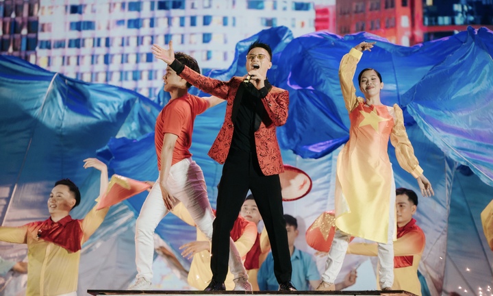 Hoàng Bách hát ca khúc chạm tới trái tim hàng nghìn người nghe