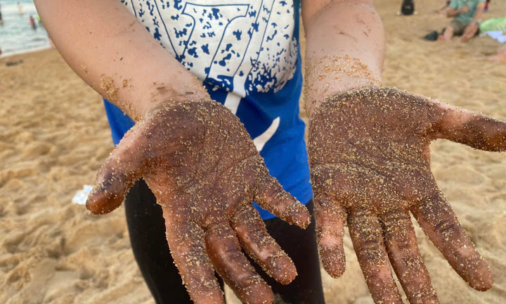 Dầu vón cục dính đầy người tắm biển ở Phú Yên