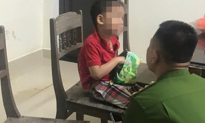Công an giúp bé trai lạc mẹ khi đi tắm biển kỳ nghỉ lễ 30/4 ở Huế