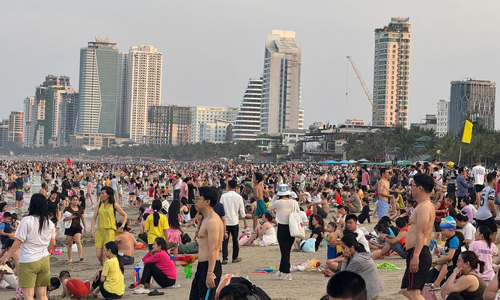 Biển người ở các bãi tắm Đà Nẵng và phố cổ Hội An dịp lễ 30/4-1/5