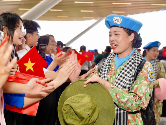 Người dân TP.HCM lưu luyến tiễn các nữ chiến sĩ sau lễ diễu binh 30/4