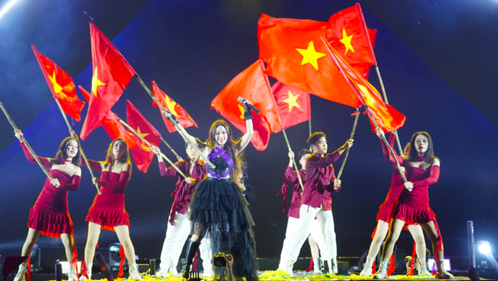 Chi Pu ghi điểm với hành động tinh tế khi hát cùng cờ Tổ quốc