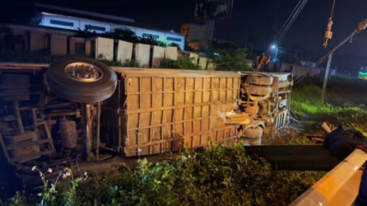 Xe khách chở 25 người lật trong đêm ở TP Hà Tĩnh