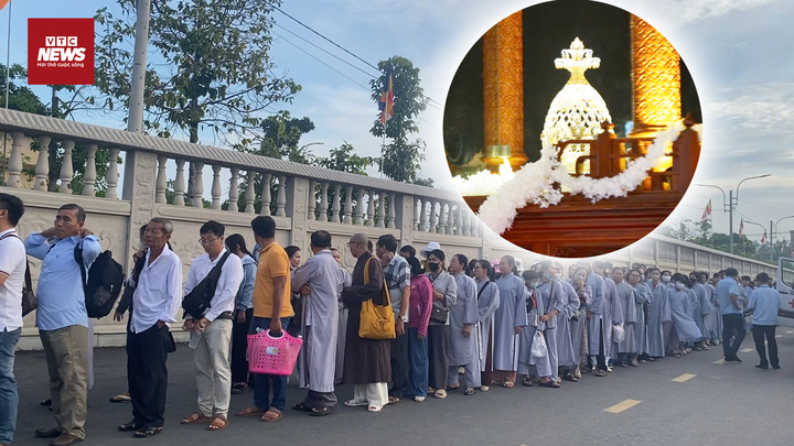 Hàng nghìn người dân đội nắng mong được chiêm bái Xá lợi Đức Phật