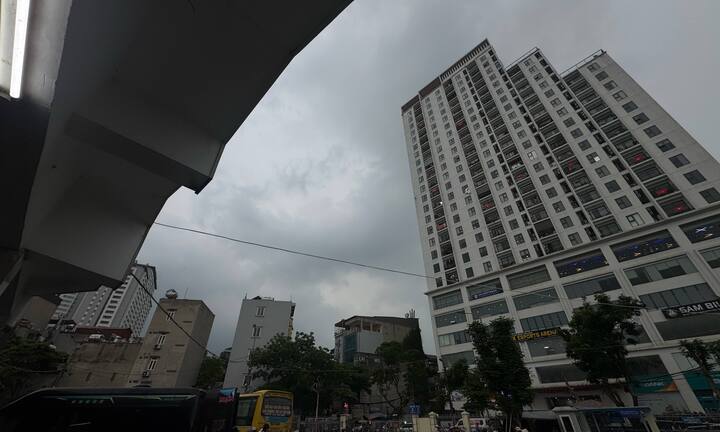 Trời Hà Nội tối đen ngày cuối kỳ nghỉ lễ, cảnh báo dông tố và mưa đá