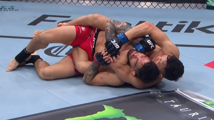 Dùng chiến thuật mới buộc đối thủ xin thua, võ sĩ Việt Nam thừa nhận 'sợ hãi'