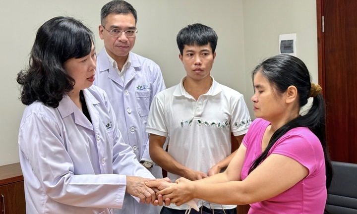 Bộ trưởng Y tế thăm bé trai vụ 'không được cấp cứu vì chưa đủ tiền viện phí'