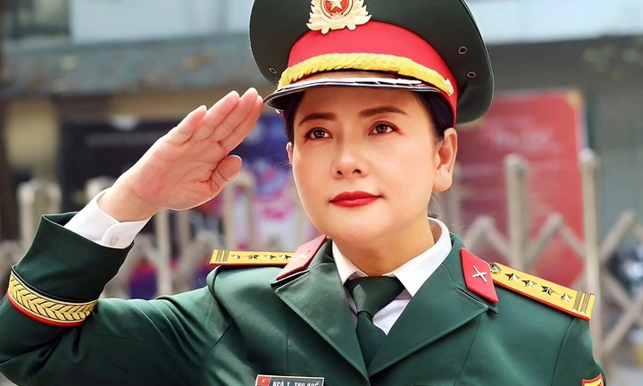 Nữ NSND mang quân hàm Đại tá gây sốt với bức ảnh mặc quân phục ở tuổi 56