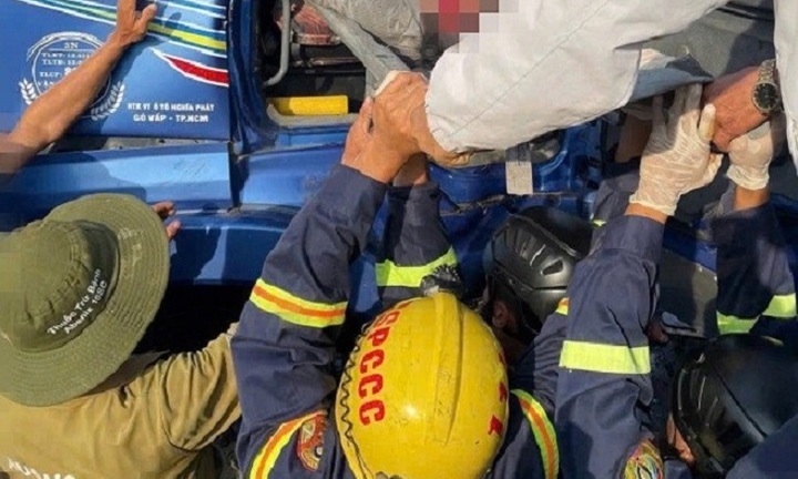 Cảnh sát giải cứu tài xế mắc kẹt trong cabin sau va chạm với xe khách