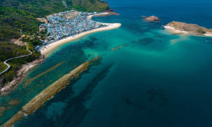 Cận cảnh con đường đi bộ xuyên biển 'thoắt ẩn thoắt hiện' tại Bình Định