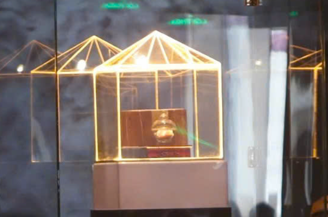 Dòng người xếp hàng chờ chiêm bái Xá lợi Trái tim Bồ tát Thích Quảng Đức