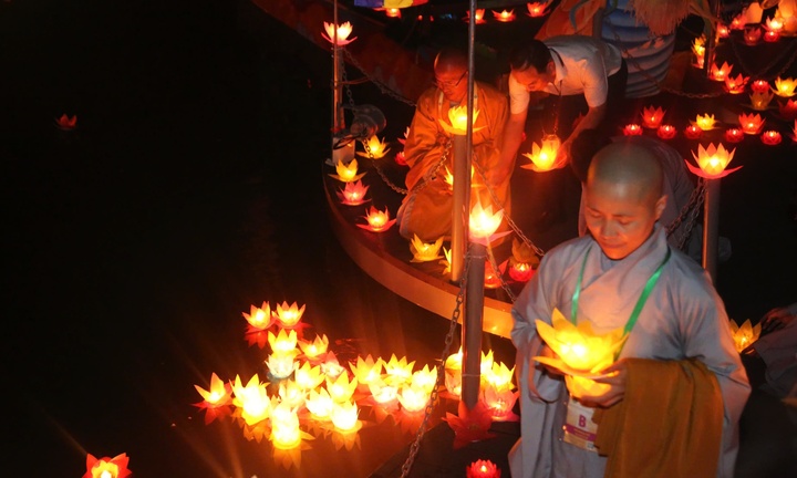 Hoa đăng sáng rực rỡ trong đêm mừng Đại lễ Vesak 2025