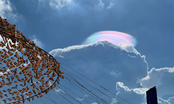 Mây ngũ sắc đôi xuất hiện sau lễ rước xá lợi Phật trên đỉnh núi Bà Đen