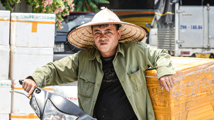 Phu bốc vác 'phơi mình' mưu sinh giữa trời nắng như đổ lửa 