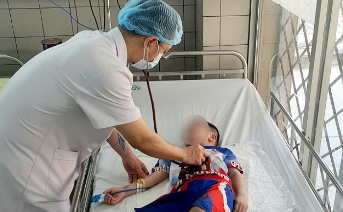 Tự thắt cổ bằng dây rút quần khi chơi đùa, bé trai 5 tuổi suýt mất mạng