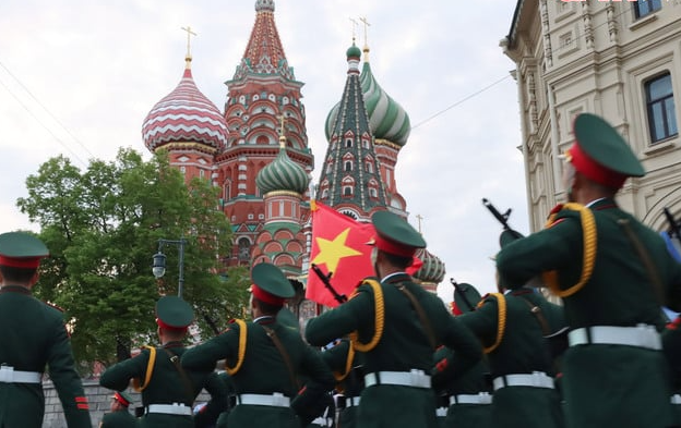 Kiều bào tại Nga tự hào thấy đội quân Việt Nam dự Lễ duyệt binh 9/5 ở Moskva