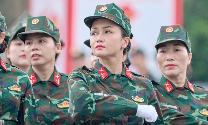 Những 'bông hồng thép' tại lễ diễu hành ở Hải Phòng: Ngất xong tỉnh lại tập tiếp