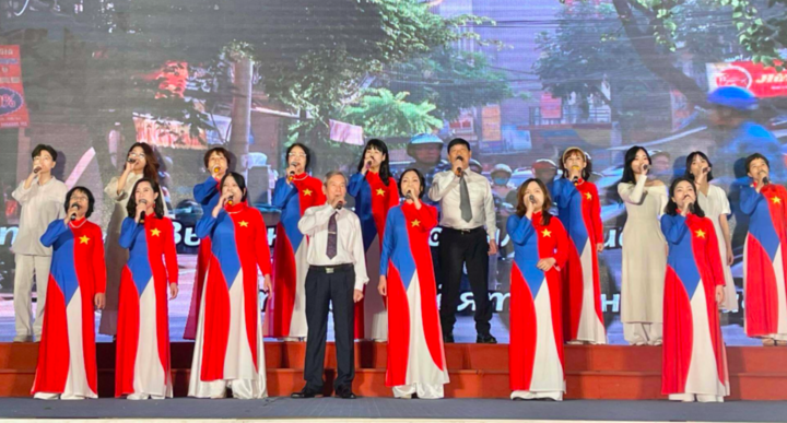 'Bài ca hy vọng', 'Nối vòng tay lớn' hát bằng tiếng Nga trong đêm nhạc tri ân